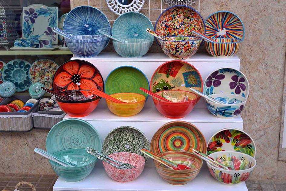 Ceramic bowls on display in a shop in Peniscol.