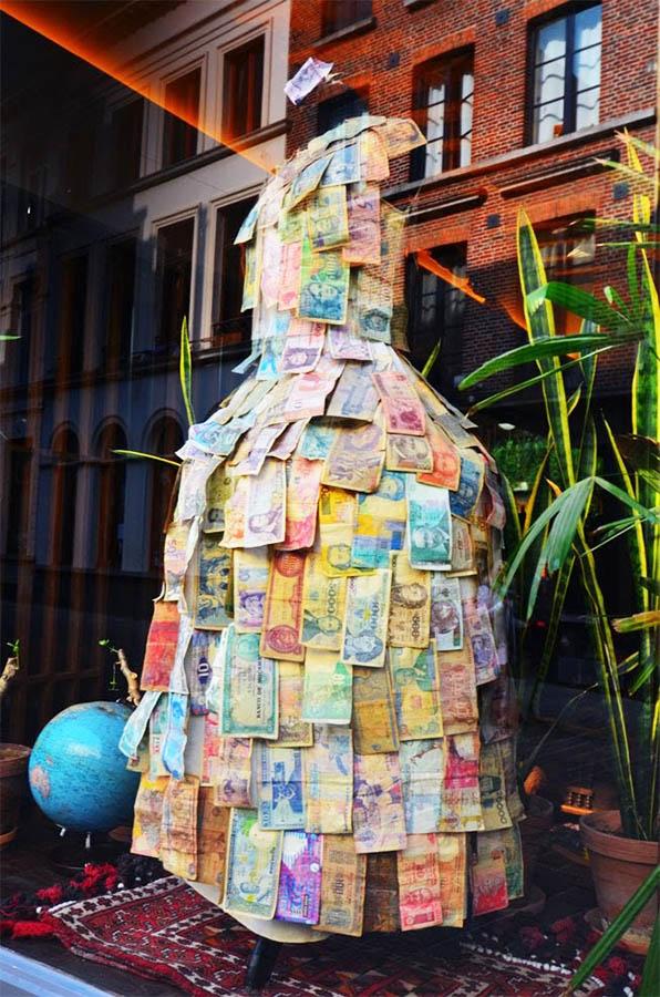 best free walking tours in Valencia. A store dummy in a currency dress. Currency from all over the world.