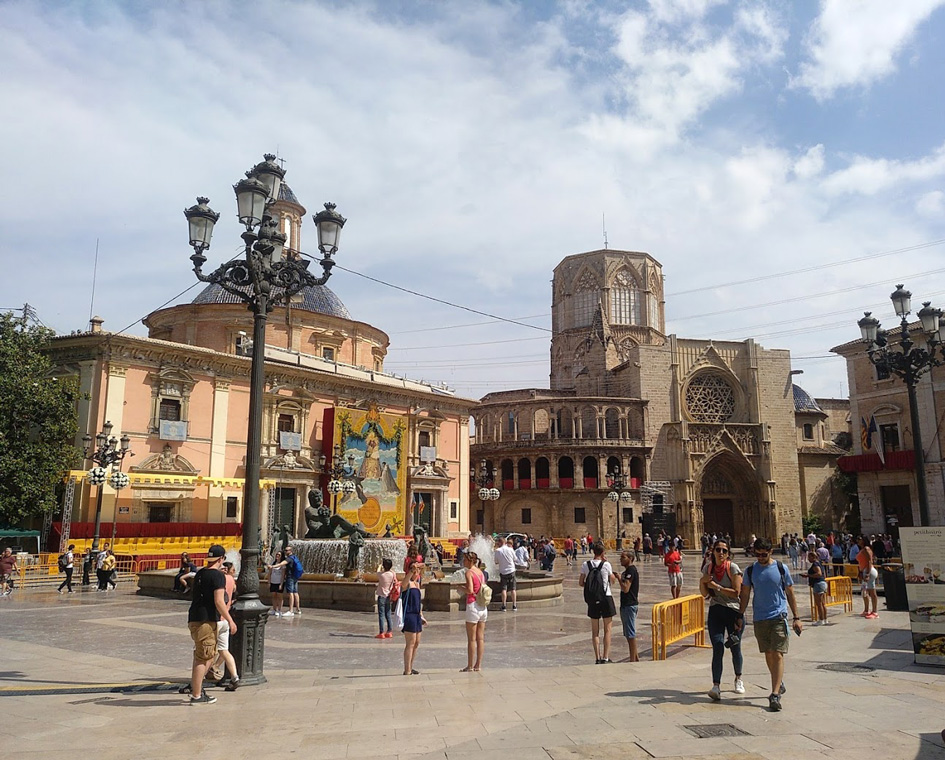 20 reasons not to visit valencia spain. Plaza Virgen and Valencia cathedral in background.
