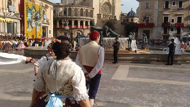 Gif with dancing Valencianos